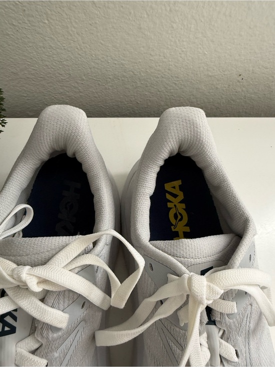 Hoka Arahi 8 Men size 13 White Athletic Shoe with Yellow Laces and Navy Logo main image 8
